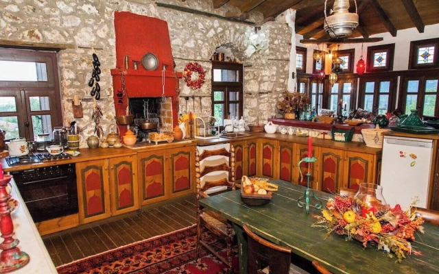 260m2 Unique Mountain House in Lilea Parnasos