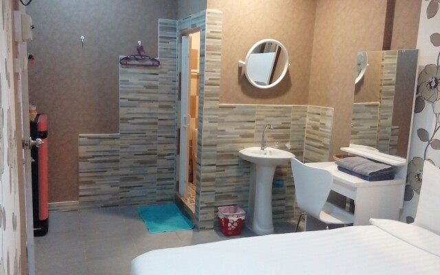 14 Plus 1 Hotel