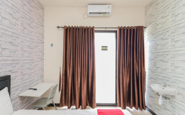 RedDoorz Syariah near Green Park Jatiwarna