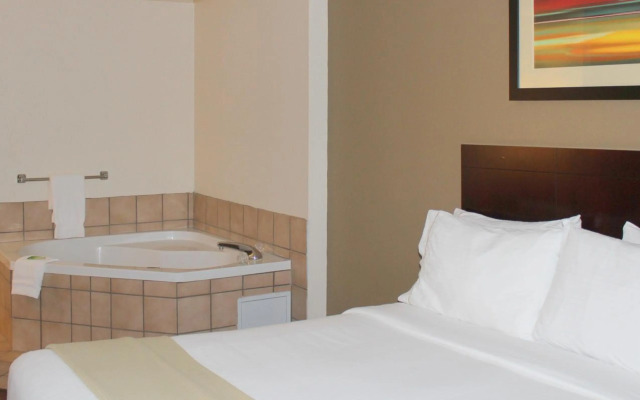 Holiday Inn Express & Suites Plainview by IHG