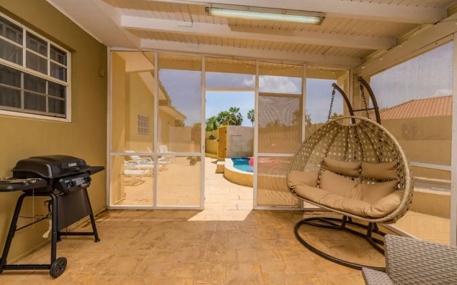 Cozy Central 4br3ba Home w Pvt Pool Largegarden