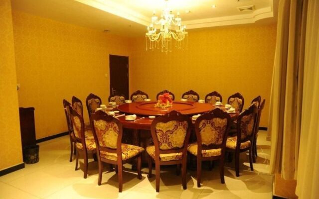 Yichuan Longsheng Business Hotel