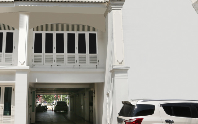 B2 Riverside Colonial Hotel