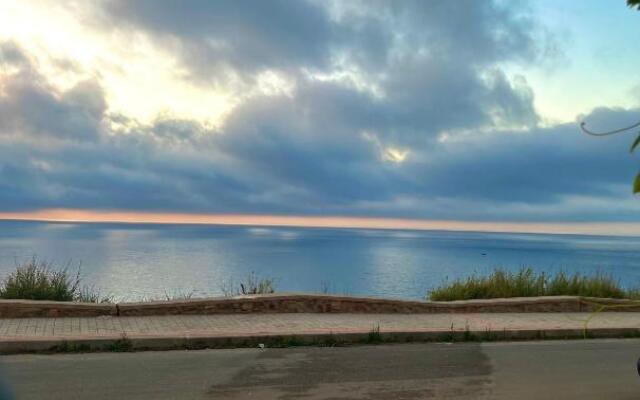 Seaside View: Enjoy Sunsets at fully equipped Apt.