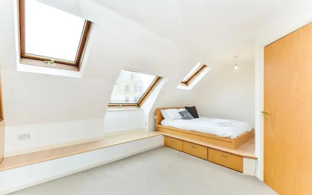 Modern 4 Bedroom Terraced House by the Thames!