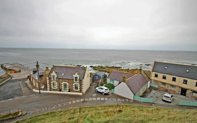 Findochty Beach House - Private Garden-beachfront