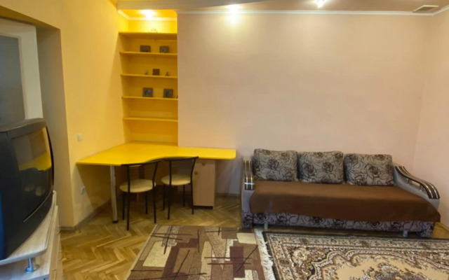 Apartment on Zaliznychna street