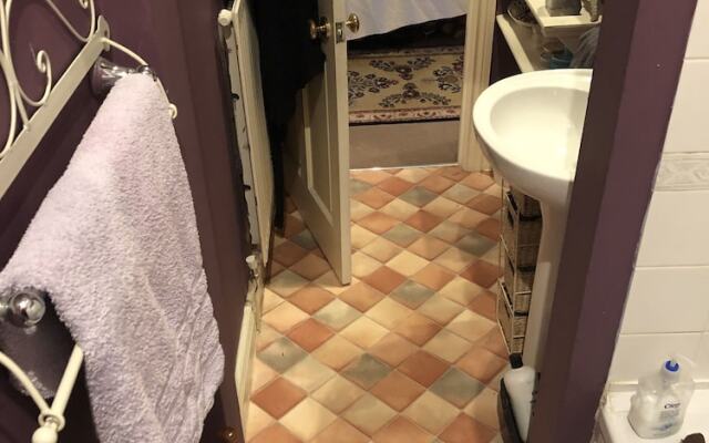 Cheltenham Cozy Retreat With 2 Bedrooms