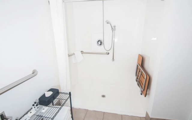 Country Inn & Suites by Radisson, Austin-University, TX