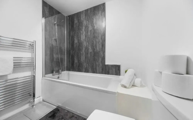 2 Bedroom Luxury Apartment Near Leeds City Centre