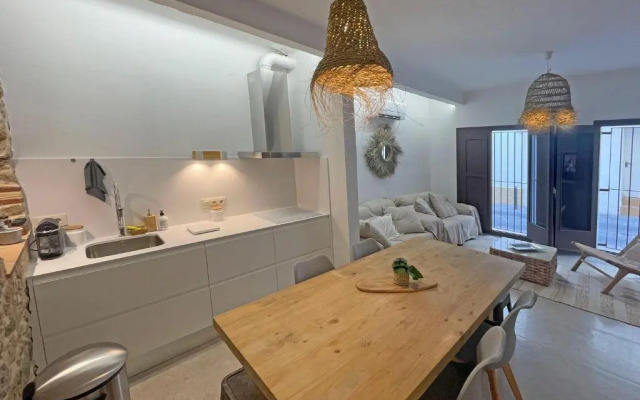 Luxe 8P dorpshuis centrum l'Escala 50m van strand