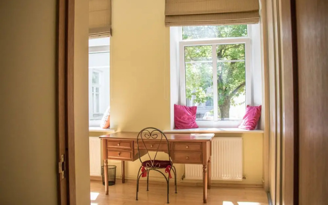 Deluxe Old Town Apartment
