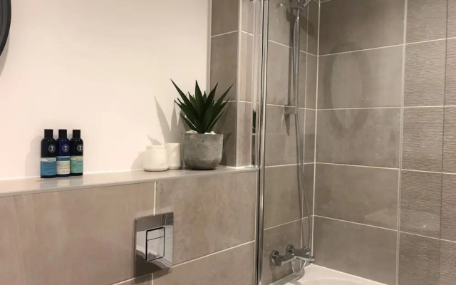 Stylish 2 Bedroom Property With Free Parking