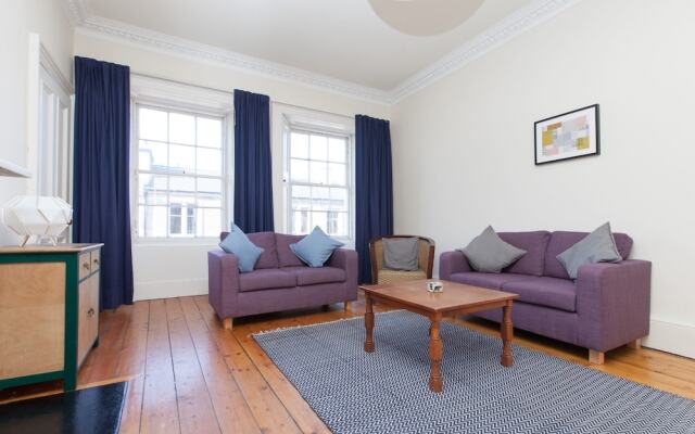 Traditional 3 Bedroom Apartment in Central Edinburgh