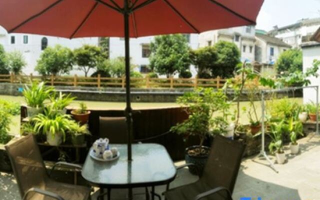 Yueyuejia Theme Inn