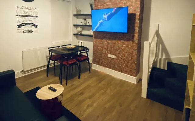Large 4 Bedroom Home - City Centre
