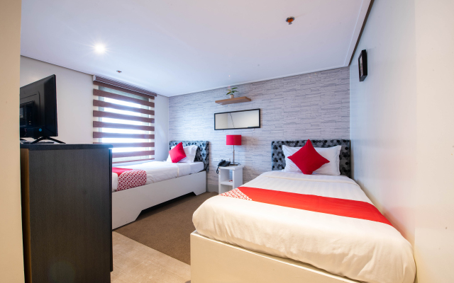 OYO 492 Sunset View Ridge Residences