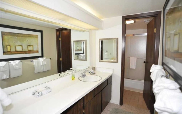 Ski and Racquet B102