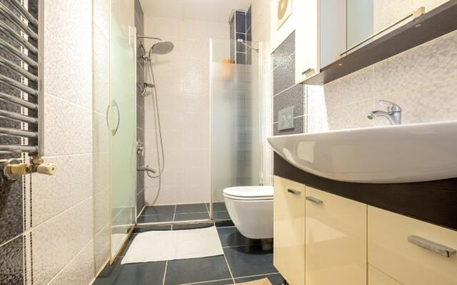 Flat with Garden Close to Coast in Uskudar