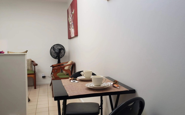 Descanse na rede da varanda sob as árvores.