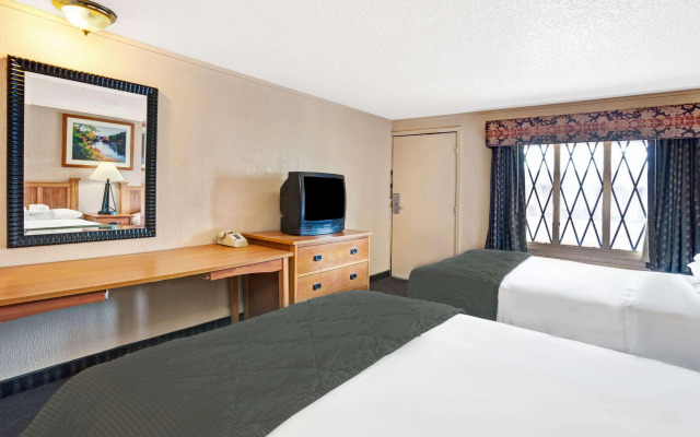 Knights Inn - Madison Heights