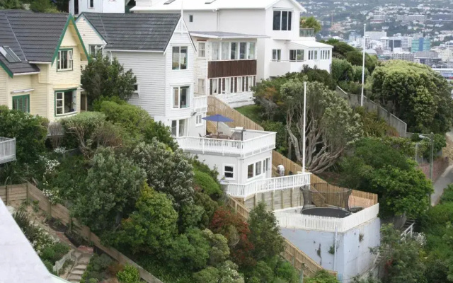 Private Luxurious Studio w Outdoor Living & Views!