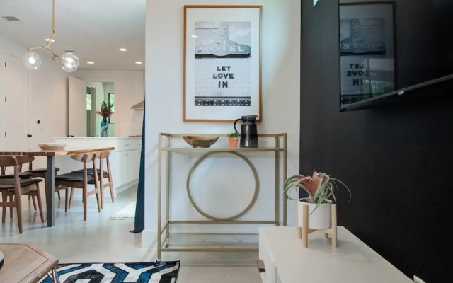 Divine 3br/2.5ba Downtown/east-side Home by Domio