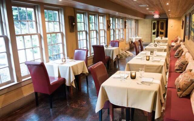 The Red Lion Inn Resort 1704