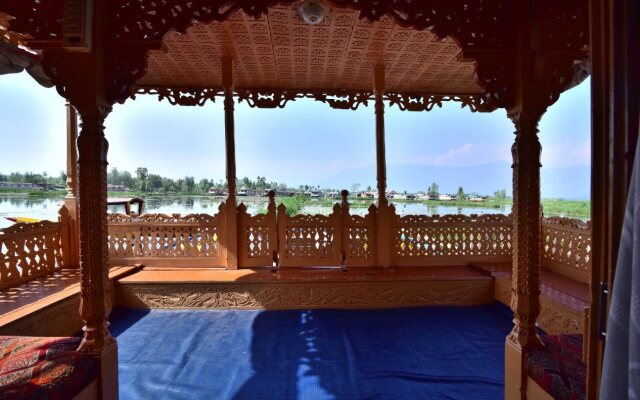 Golden Hopes Group Of Houseboats