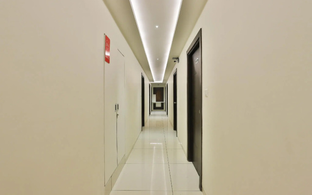 OYO 13033 Hotel Raadhe