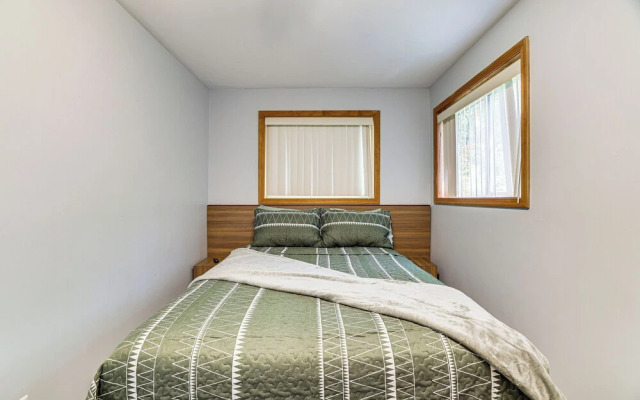 Pocono Getaway: Hot Tub, Community Lake Access!