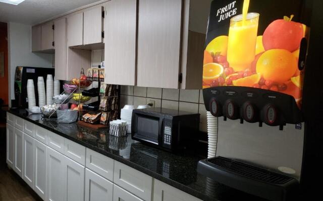 Howard Johnson Express Inn And Suites Lakes Front