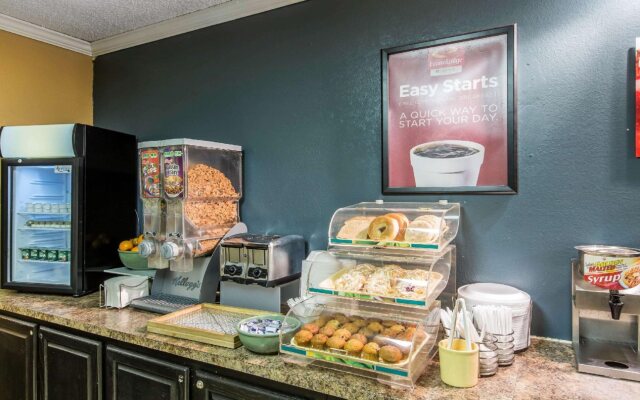 Econo Lodge Inn & Suites Riverside - Corona