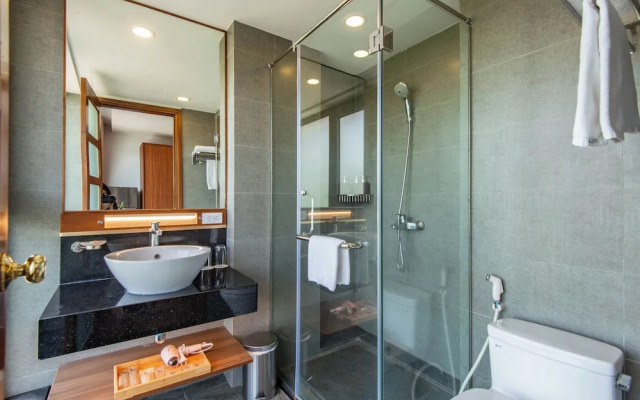 Moon West Lake Residence