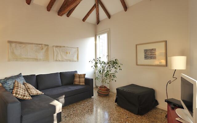 Venice Rialto Apartment With Balcony