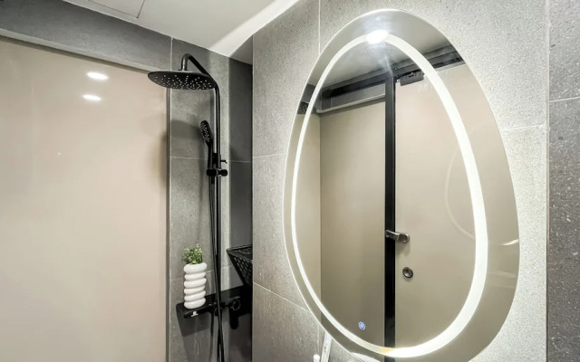Tranquil And Modern Look Studio At Tokyo Riverside Pik 2 Apartment – Bathroom – Jakarta