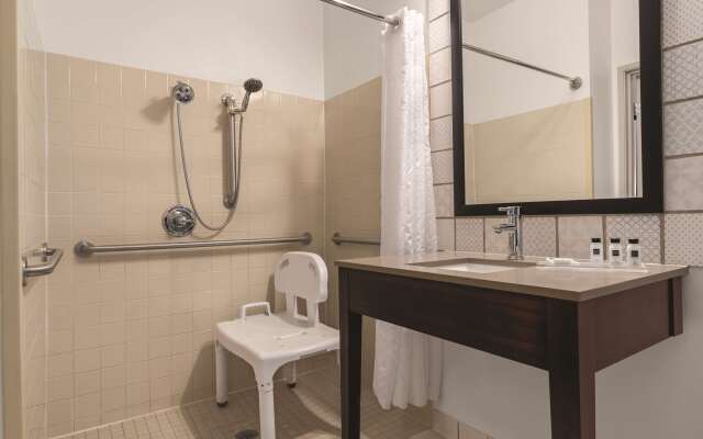 Country Inn & Suites by Radisson, Big Flats (Elmira), NY