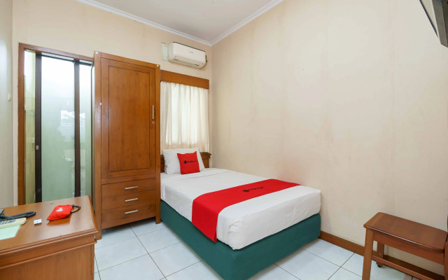 RedDoorz Plus near Kemang Raya