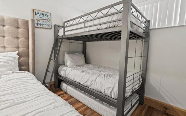 TOWER 2 MASTER SUITEs, 2 KINGS BEDS, MARINA