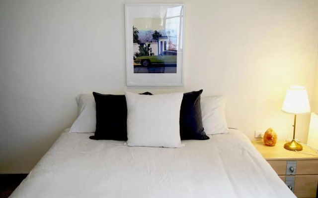 Inspiring 3Bed Unit with Sunny Balcony & Fireplace