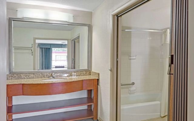 Travelodge by Wyndham Suites Virginia Beach Oceanfront