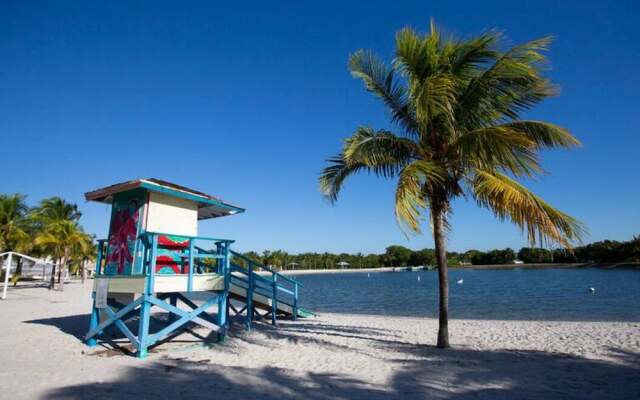 Sunset Haven: Beach Isle House FL Keys MIA Marina