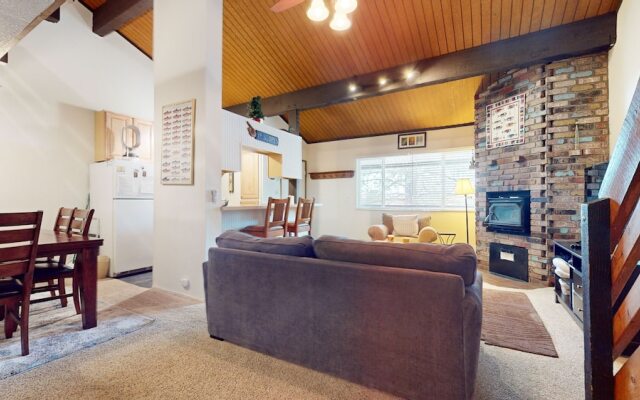 Sierra Manors 75 Cozy and Comfy Condo, On the Shuttle Route by Redawning