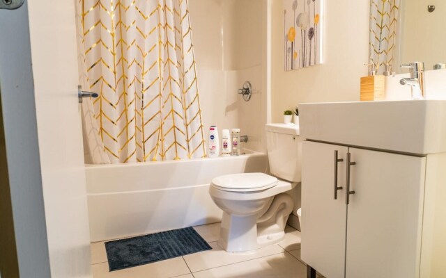 Comfy DT Loft w Parking Rooftop Patio BBQ Gym