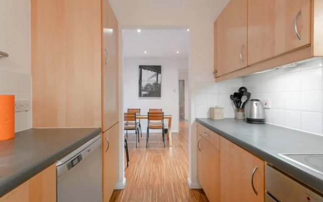 2 Bedroom Apartment In Aldgate East