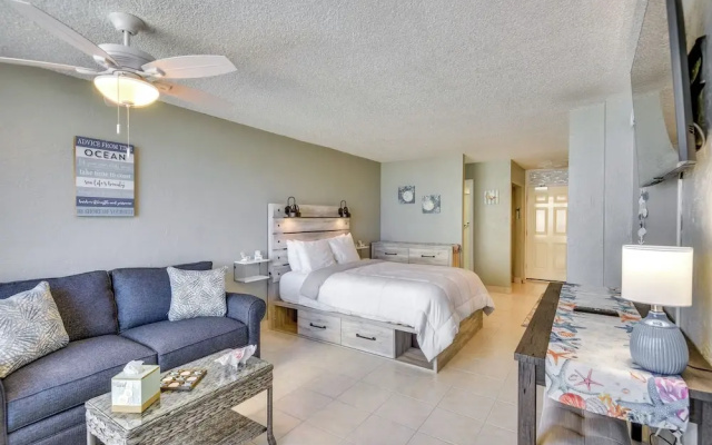 Breezy Daytona Beach Studio w/ Balcony & Views!