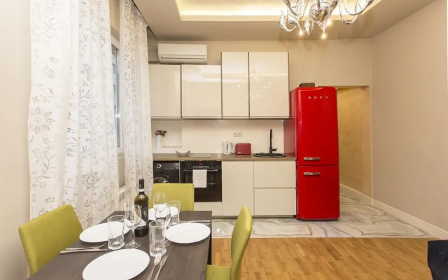 Elegant 2bdr Apartment With a Balcony