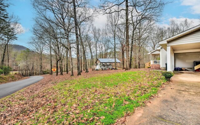 Beautiful Clarkesville Home ~ 8 Mi to Helen!