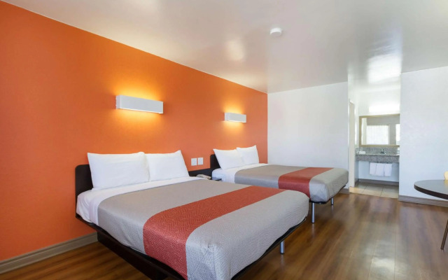 Motel 6 Claremont, CA