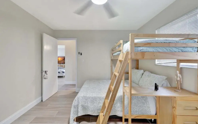 Pompano Beach Bungalow for 5!